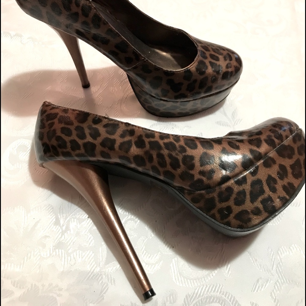 Heels UN SENSORED,Size 6 1/2 Leopard Print, 6 1/2”